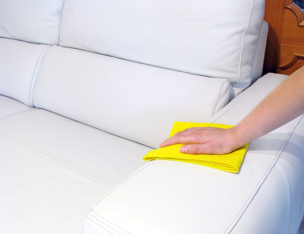 почистить белый диван из ткани